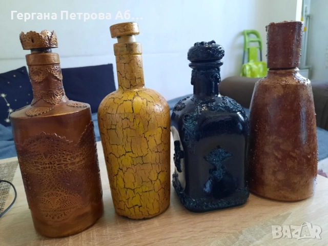 Единични бройки изцяло ръчно изработени бутилки за домашно произведени ракия и вино.