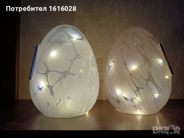 Декоративно стъклено великденско яйце със светлини.