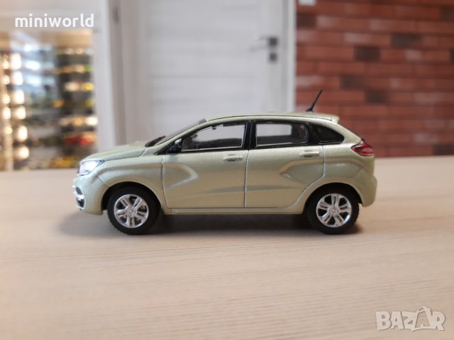 ВАЗ Лада Xray 2015 - мащаб 1:43 на DeAgostini моделът е нов в блистер, снимка 2 - Колекции - 32376844