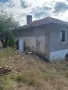 Продавам Парцел с къща за ремонт, снимка 1