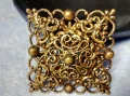 СТАРИННА РАЗКОШНА ПОЗЛАТЕНА МЕДНА БРОШКА ФИНА РЪЧНА МАЙСТОРСКА АЖУРНА ИЗРАБОТКА 20442, снимка 1