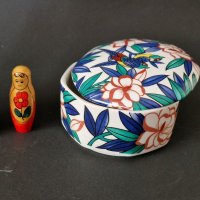 Kутия за бижута порцеланова с цветя и птици многоъгълна, снимка 1 - Антикварни и старинни предмети - 39749248