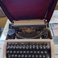 Пишеща машина, снимка 1 - Антикварни и старинни предмети - 42841201
