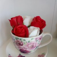 Комплект за подарък голяма чаша с чинийка и 5броя ароматни сапунени рози, снимка 3 - Декорация за дома - 37236736