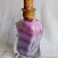 Декоративна бутилка със цветен пясък , снимка 1 - Декорация за дома - 38514812
