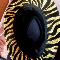 Тигрова шапка с паиети, снимка 9 - Шапки - 34042278