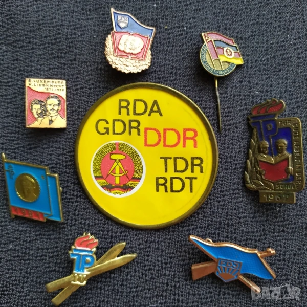 Осем германски бронзови соц значки, снимка 1