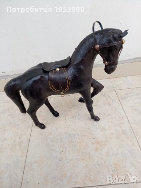 Стара кожена статуетка на кон, снимка 1
