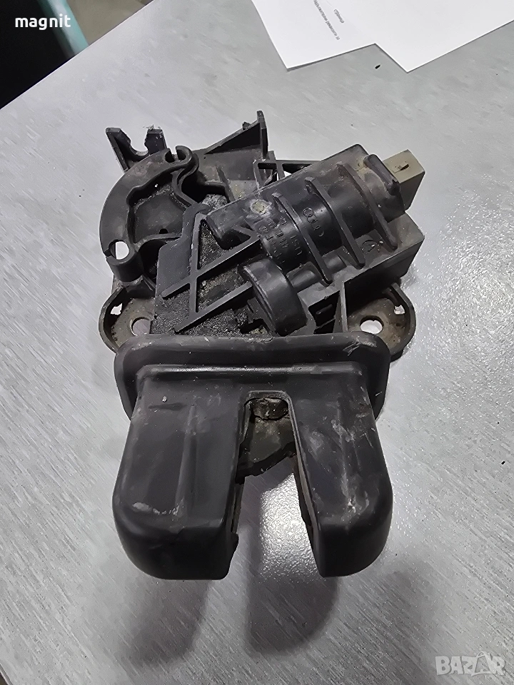 4E0827505C Брава за багажник VW Passat B6 Sedan Jetta, Audi A4 B6 B7 B8 Седан ОРГИНАЛНА, снимка 1
