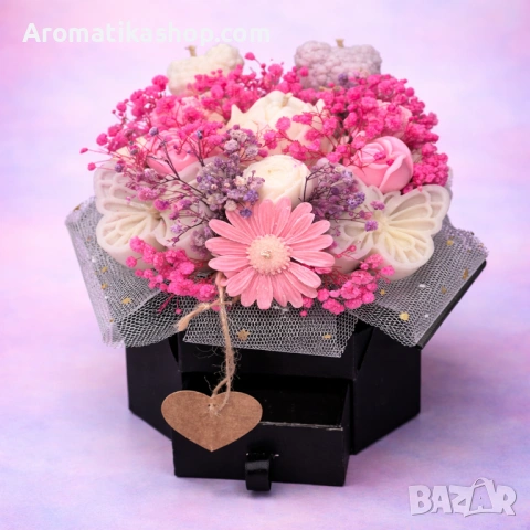 „Флорална Прегръдка“ – Ароматен соев букет