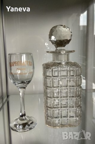 Масивна стъклена бутилка за напитки и чаша. 