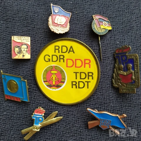 Осем германски бронзови соц значки