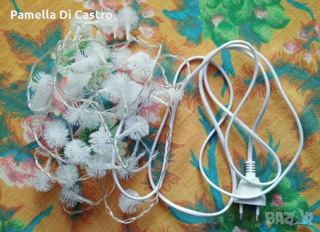 Коледна украса LED разноцветни снежинки 30 броя с прозрачен кабел.