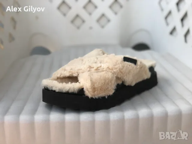 Дамски чехли Ugg в бежов цвят, снимка 2 - Чехли - 55791476