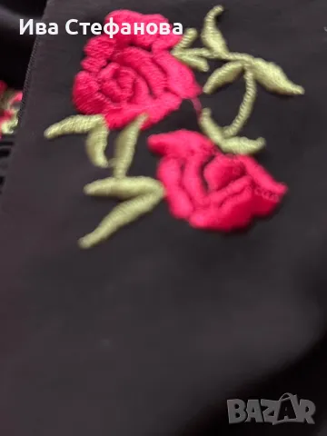 Нова черна феерична елегантна рокля ASOS флорален принт рози бродирани бродерия , снимка 3 - Рокли - 50203386