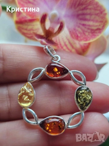 Красива сребърна висулка с кехлибари