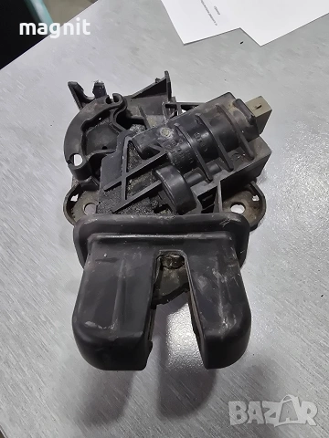 4E0827505C Брава за багажник VW Passat B6 Sedan Jetta, Audi A4 B6 B7 B8 Седан ОРГИНАЛНА