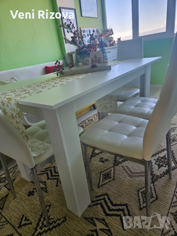 Продава се разтегателна маса с 4 стола