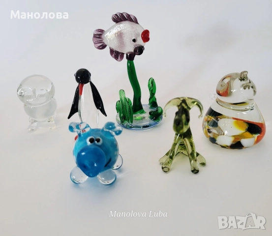 Колекция от миниатюрни скулптури от стъкло.