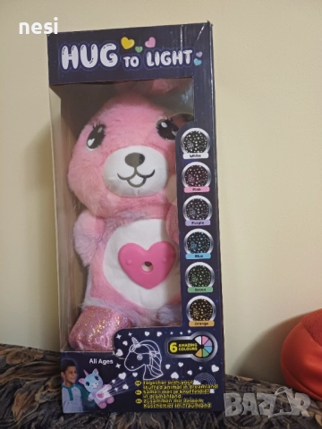 Мека и красива плюшена играчка , която може да прожектира светещи звездни и забавни форми