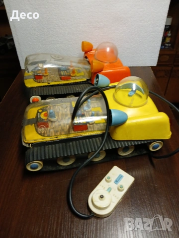 Стари играчки луноходи.