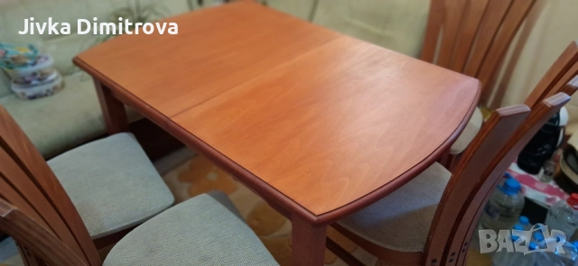Трапезно маса с четири стола.Може и коментар на цената. 