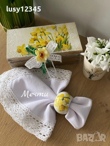 Дървена кутия с 6 пръстена за салфетки с прекрасни, слънчеви нарциси!
