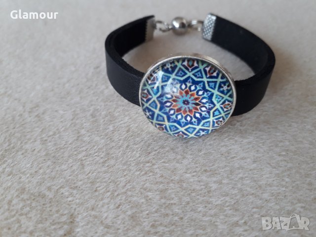 Кожена гривна с цветен кабошон.