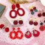 Дамски висящи обеци QIN с червени акрилни елементи и златисти акценти, снимка 3