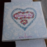 Колекционерска чиния Royal Doulton Valentines Day 1981, снимка 5 - Антикварни и старинни предмети - 35211199