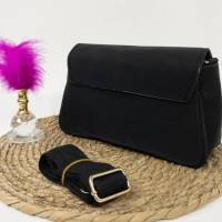 Стилна дамска чанта с капак и златист елемент, снимка 4 - Чанти - 44745341