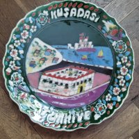 Голяма декоративна чиния,ръчна изработка със  забележителности на Кушадасъ Турция, снимка 1 - Антикварни и старинни предмети - 37265912