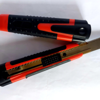 Макетен професионален нож  18мм/16 см, снимка 3 - Други инструменти - 44671511