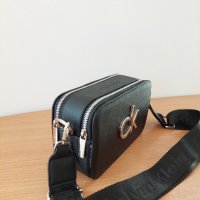 Calvin klein дамска чанта през рамо код 251, снимка 4 - Чанти - 40698778