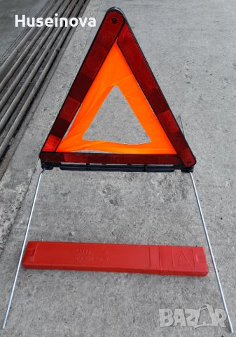 Оригинален триъгълник от AUDİ A8, снимка 1 - Аксесоари и консумативи - 38149957