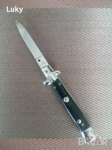 Продавам стилен и класен,сгъваем нож.Маркиран.