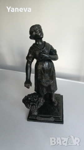 Френска, метална, антикварна статуетка  в романтичен стил, изобразяваща младо момиче с цветя. 