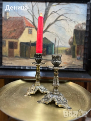 Двойка свещници с богата орнаментика Месинг или бронз Усещат се тежки и стоят масивно 