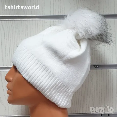 Нова зимна дамска шапка с камъчета с пух/помпон в бял цвят, снимка 3 - Шапки - 48209891