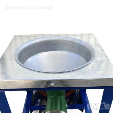 Чугунена месомелачка №32 с електромотор, стойка, метална фуния и плот, снимка 4 - Други инструменти - 50324757