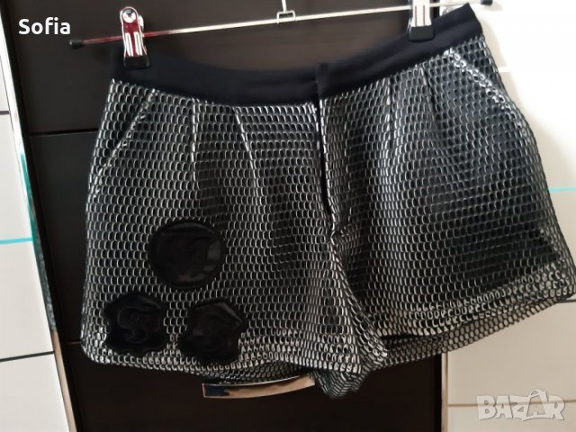 Бутик модел ефектни къси панталони изк.кожа с декоративни 3Д цветя бродерия, снимка 8 - Панталони - 31797583