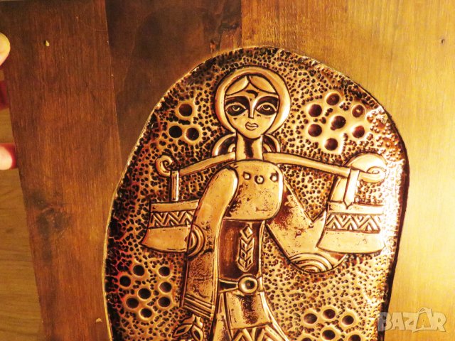 Голямо старинно авторско медно пано, медна картина  Мома отива с менци за вода фолклор, снимка 3 - Антикварни и старинни предмети - 34361208