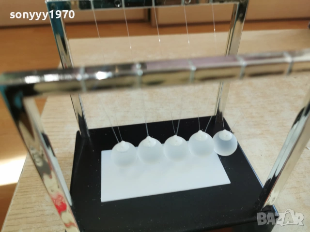 Перпетуум-мобиле с лед подсветка-НЮТОН ЛЮЛКА 15Х15Х11СМ 1501261733, снимка 8 - Колекции - 53112288