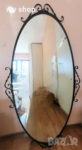 Старинно огледало с рамка от ръчно ковано желязо.