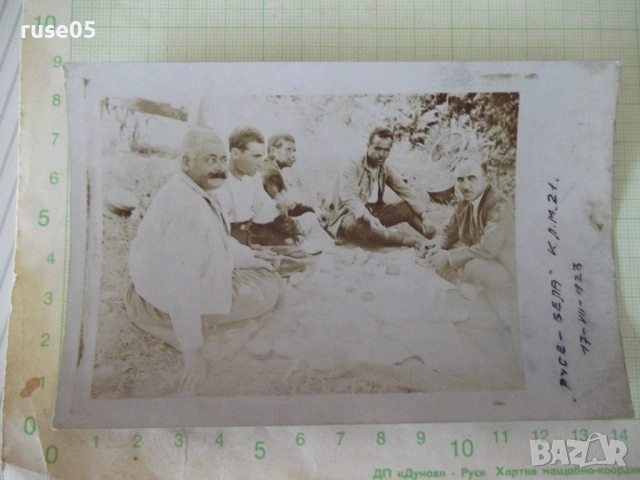 Снимка на петима мъже по време на почивка стара