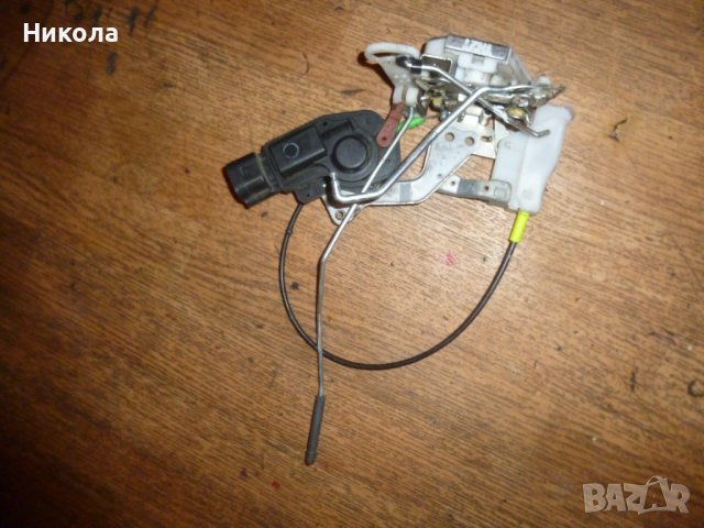 Брава на предна дясна  врата за Peugeot 107, снимка 2 - Части - 38592660