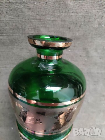 Продавам Зелена ваза с позлата и птички