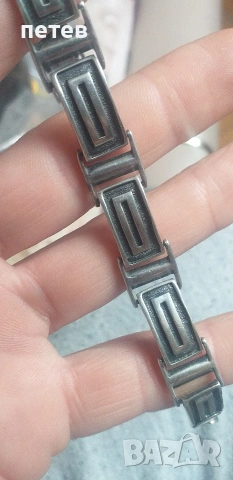 сребърна гривна.