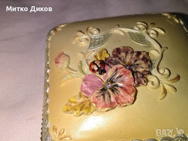 Пудриера около 1920г френска флорален мотив 60х60х35мм-четири камъчета, снимка 7 - Антикварни и старинни предмети - 36617297