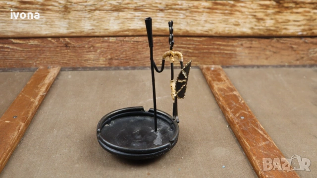 Пепелник с ръчно изработена метална фигурка